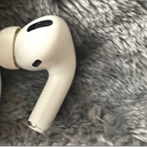 Right airpod works perfectly fine